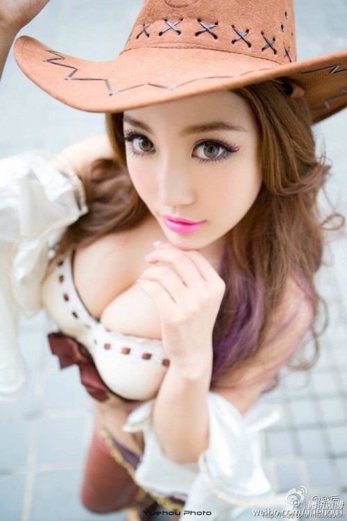 league-of-legends-sexy-girls:  Miss Fortune Cosplay http://lol.uuu9.com/201309/452933.shtml 