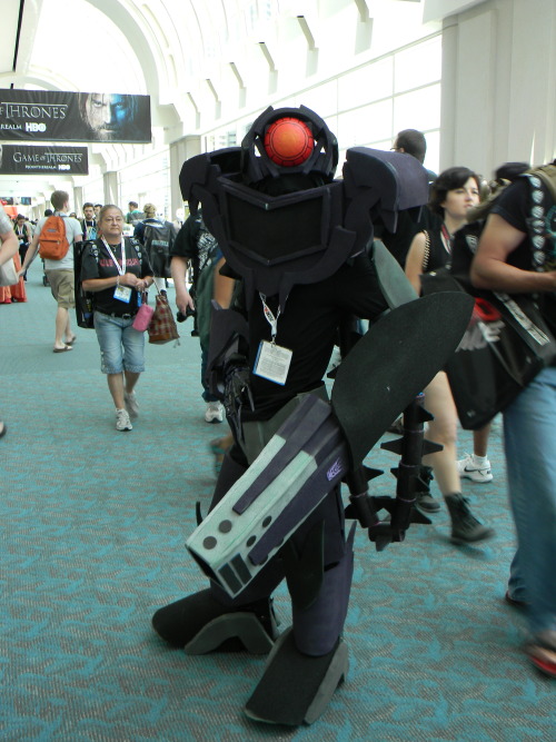 ask-hummingbird:  ask-dr-knockout:  Oh SCRAP! It’s my boss! HIDE!  OOC: This guy is epic!  ((If I saw this, I’d probably shriek in fright first, then compliment the fuck outta them. Because I wouldn’t hug them, that would probably damage the costume.))
