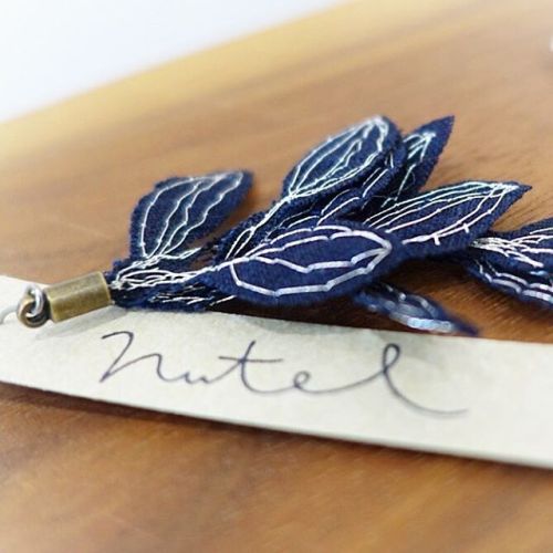 これなんだと思いますか？何もかもが素敵すぎてメロメロです。 . ミシンを使ったフリーハンドステッチで、植物や動物を布や紙に ”縫い、描く” 作家『Nutel(ヌーテル)』さんの