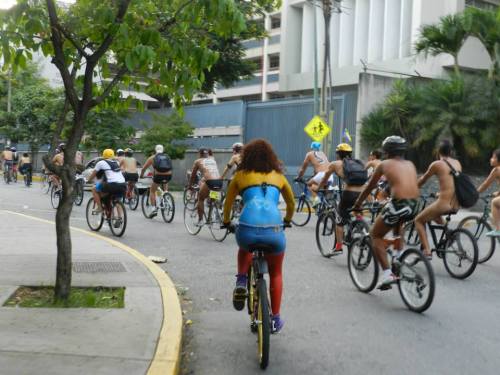 bicimamisvenezuela:  Ayer se realizó la Rodada Ciclonudista Mundial, y Caracas estuvo presente.  Uno