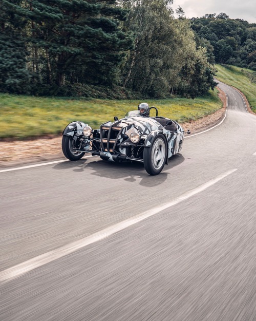 Teaser for new Morgan three-wheeled sports car !Debuting on February 24, 2022