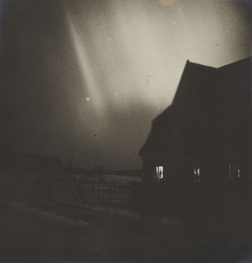 dame-de-pique:Carl Störmer - Aurore boréale à Bygdo, 7-8 mars 1918. Procyon