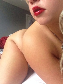 curvalicious77:  Hips and lips…. I’m