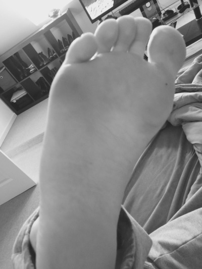 feetgirly94:  Lick my soles 👣
