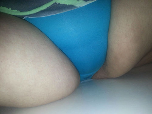 slutty-crocker:I think blue is my color…Blue most certainly is this beauties colour!