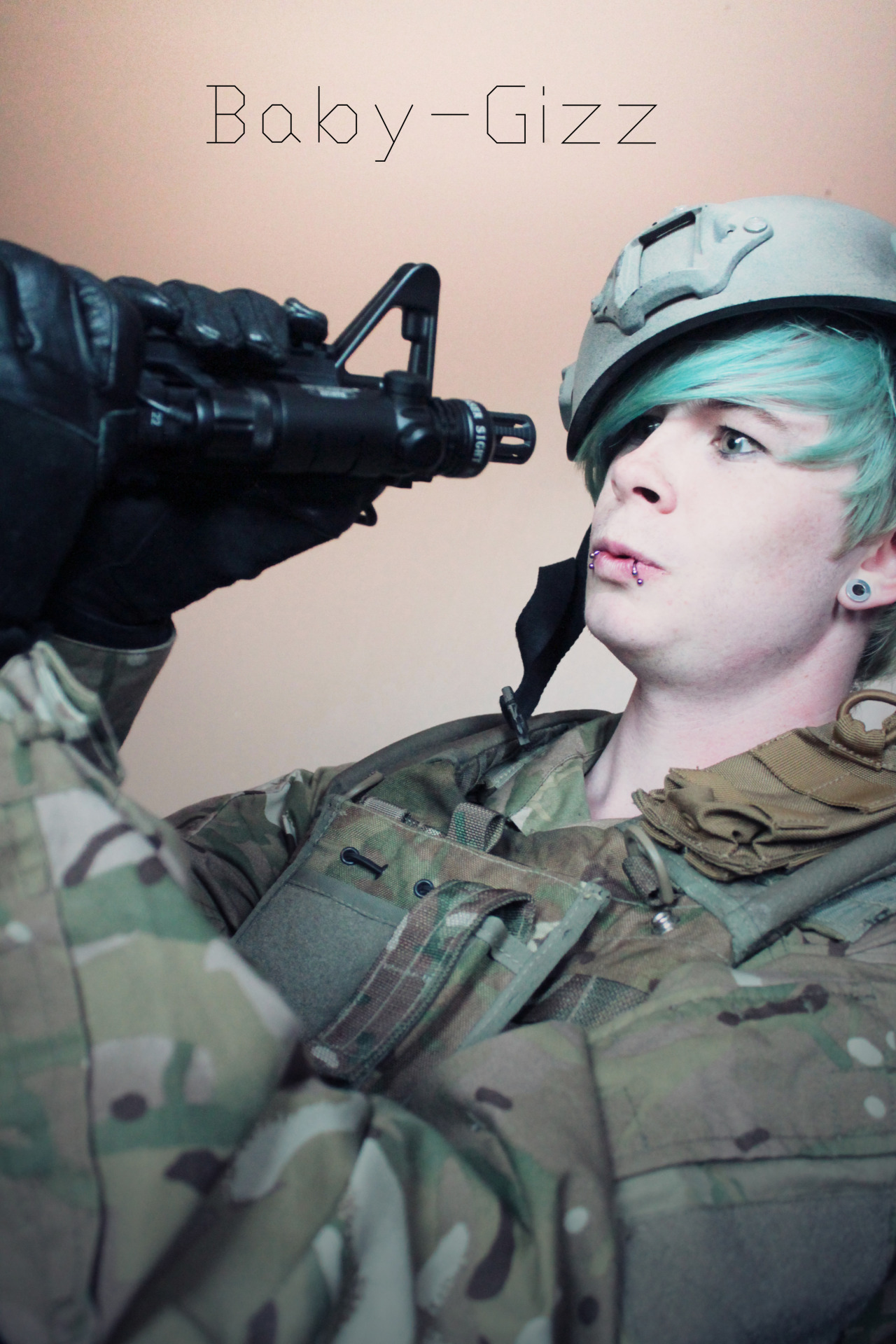 baby-gizz:  alex wanted pics and i wanted to play army’s teehee so we compromised 