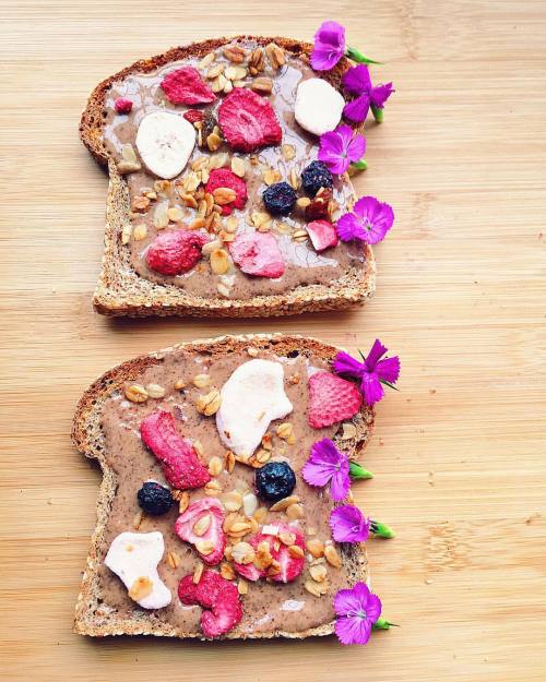 Sprouted grain toast with organic almond butter, freeze dried strawberries, bananas + blueberries //