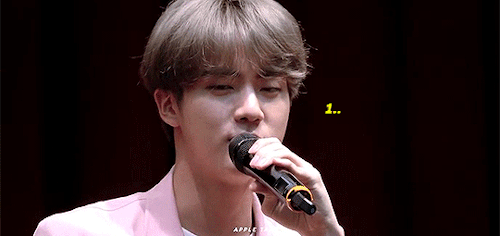 bangthebae:getting jin’s blow kiss is surely a tight competition (source)