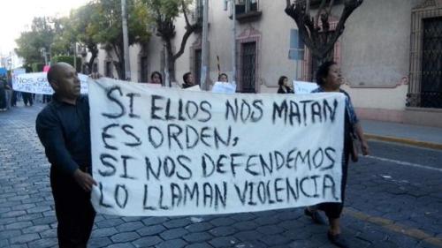 image-politique:  . Si ellos nos matan es orden, si nos defendemos lo llaman violencia. If they kill us, that is order, if we defend ourself, they call it violence. S’ils nous tuent, c’est de l’ordre; si nous nous défendons, ils parlent de violence