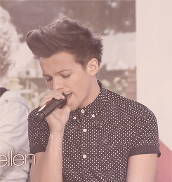 One Direction performs “Little Things” (c) 