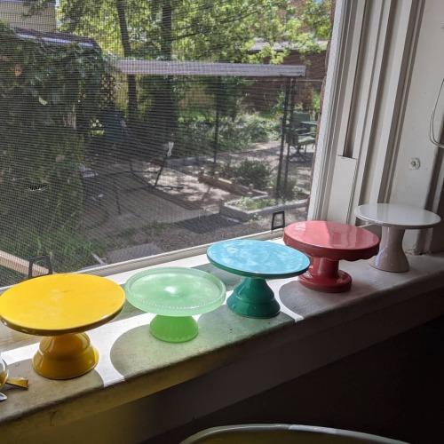 pretty things all in a row#kitchen #dishcollector #cakestand #rainbow https://www.instagram.com/p/CE