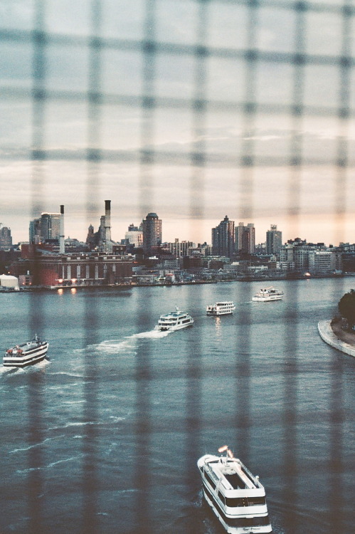 R2D2:  making their way home I Williamsburg Bridge by (naftels)