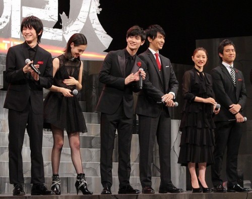 A third installment of images from the Shingeki no Kyojin live action premiere at Tokyo International Forum today! Miura Haruma (Eren), Mizuhara Kiko (Mikasa), Hongo Kanata (Armin), Hasegawa Hiroki (Shikishima), Ishihara Satomi (Hanji), and more of