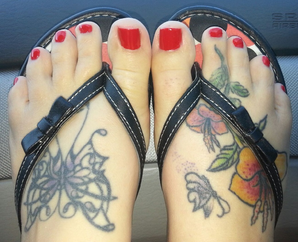 myfeet4you:  I love my tattoos and flip flops;) 👣 