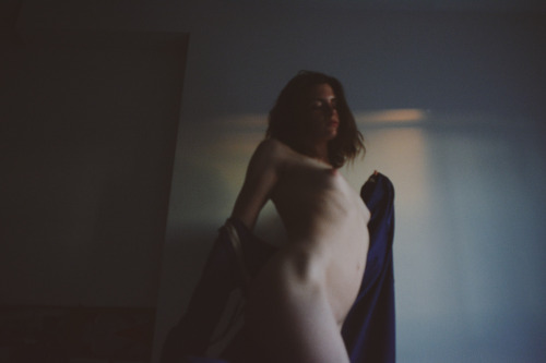 bunnyjennyphotos:  your fingers dance across her skin the same way these white walls crave sunlight