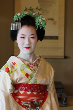 okiya:  Maiko Tomitae, Gion Higashi (via 八千代で舞妓さん撮影　ー富多愛さんー : 写真生活) 