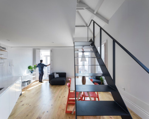 (via Kentaro Yamada Apartment / Bernardo Amaral Arquitectura E Urbanismo | ArchDaily)
