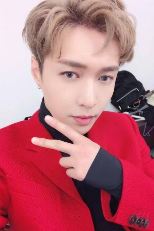 xingelic:Fav Yixing 2017 1/? [selfies] 