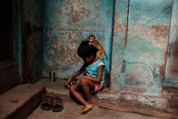 fotojournalismus:  A boy eats outside his house as a pet monkey clings on his head in Varanasi, India on August 21, 2013. (Rajesh Kumar Singh/AP)