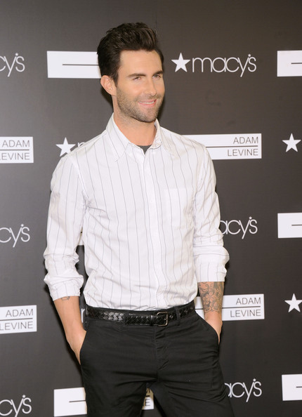 allylovesmaroon5:  Adam Levine at Macy’s today  Amooor platonico*-*