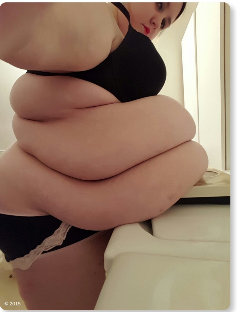 7yo1lo3:  lovemlarge:  I can almost feel the softness of her belly grab 