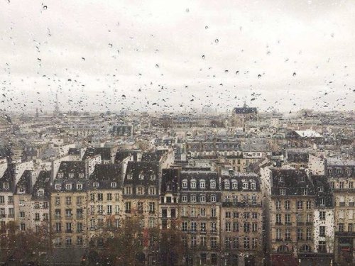 lilyadoreparis: Jour de pluie à Paris. Rainy day in Paris.