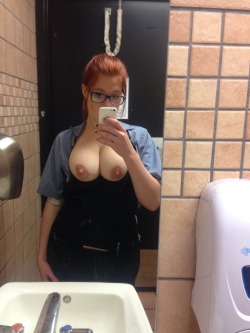 yoursluttyslave:  Picture for daddy at work