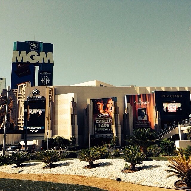 boxinghype:  @ooverdose: @mgmgrand lobby ring and signs up for @canelopower  @erislandy_lara