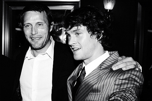 in-libris-libertas:    Hugh Dancy &amp; Mads Mikkelsen  King Arthur world premiere