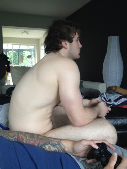 nakedmates:  Love the bed hair.  Clearly barely woken up.  Can’t be bothered to get dressed.  Hanging out playing games with his fully dressed mate.  I love mornings like this.