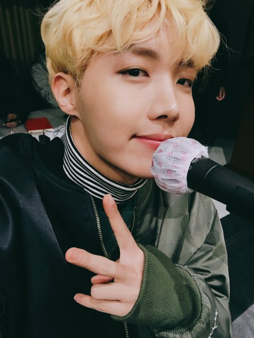 170211 J-Hope’s Tweet연습중!!!!!!!!!!!!!!!!!! @-@v https://t.co/QpZzRXaSOi In the middle of practice!!!