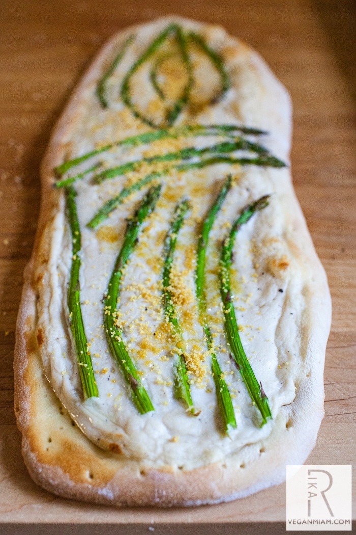 vegnews:  Even more vegan pizza: this white pizza made with Victoria Vegan Alfredo