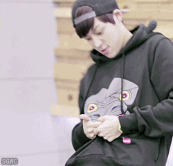segawangcoffee-deactivated20150:  Yijung getting bitten by his gorilla shirt … （￣□￣；） 