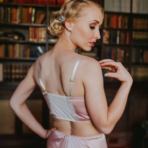 Inspired by Gatsby glam this little satin bandeau is perfect for those summer evenings. This pretty 
