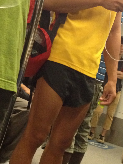 jgvansg:  who can tell me who is this HC boy? why did he wear so skimpy on the train?  nice thighs…