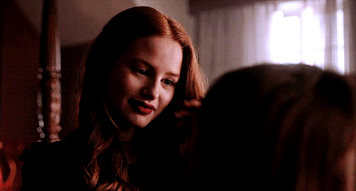cherbombshells:cheryl looking at toni (｡♥‿♥｡)