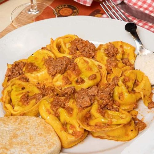 Tortelloni alla zucca con Ragù: siamo sicuri che le tagliatelle non se la prenderanno.
https://www.facebook.com/187297498013947/posts/5105089696234678/
https://www.instagram.com/p/CbC-TQyNwC6R9w1SEwZiUTn2Dih7wNCIKbg_wc0/?utm_medium=tumblr