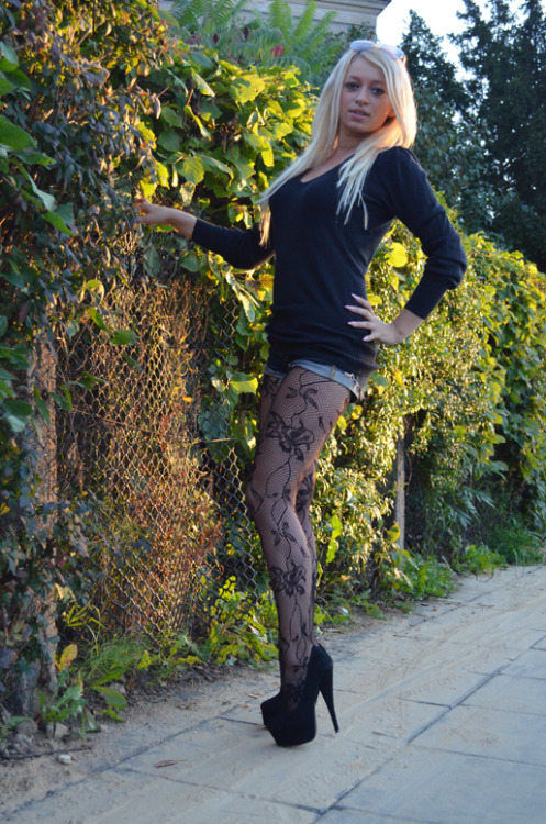 tightsobsession:  Black. Via Diamentica.  (via TumbleOn)