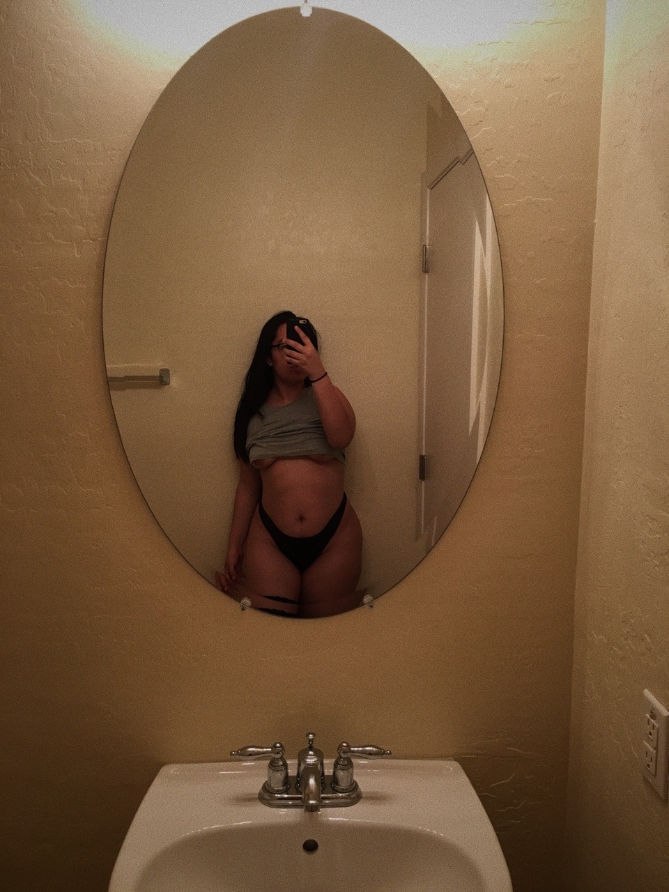 peachemojimami:  simple  me: this picture look boring but I haven’t posted in a