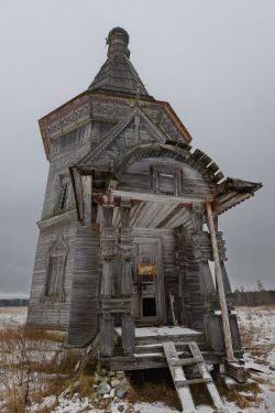 Statues-And-Monuments:   Statues-And-Monumentsabandoned Church, Kargopol, Russia Photographer: