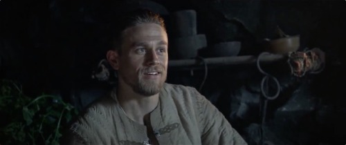 momosansovino:Find yourself someone who looks at you the way Charlie Hunnam looks at Aiden Gillen