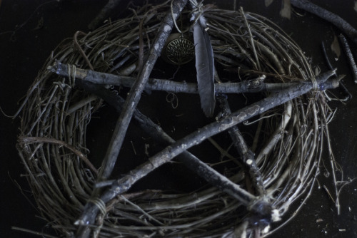 catandcauldron:Wreath Making:  Since the holidays are wrapping up, I needed something earthy to put 
