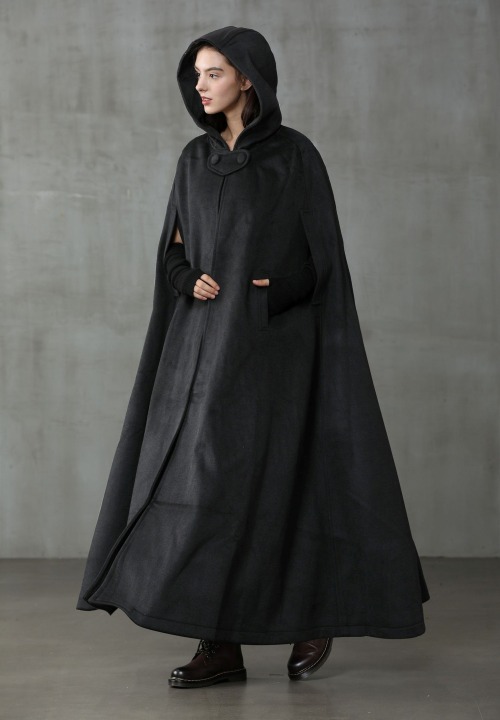 wordslikesilver:sosuperawesome:Hooded Wool Cloaks and CoatsLinennaive on Etsy  BRING CLOAKS BACK BAB