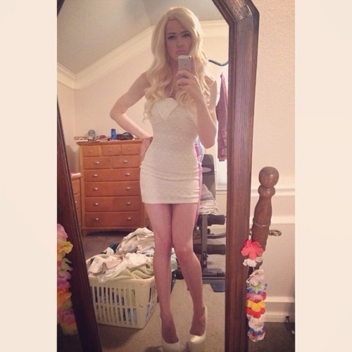 hxcgorgeous:  #blonde #drag #dragqueen #pout #lookqod #sexbomb #sexy #hot #queen #ootn #ootd #instaqueen #instadrag  Woowwww white is always sexy!!!