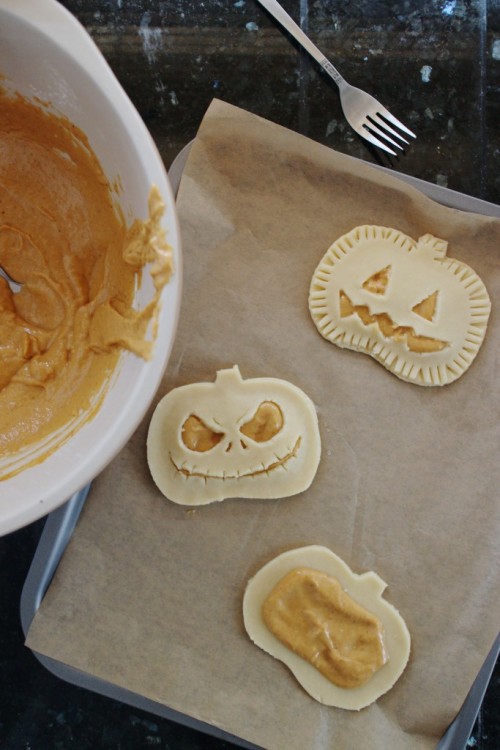 Porn Pics yumi-food:  JACK-O-LANTERN PUMPKIN HAND PIES