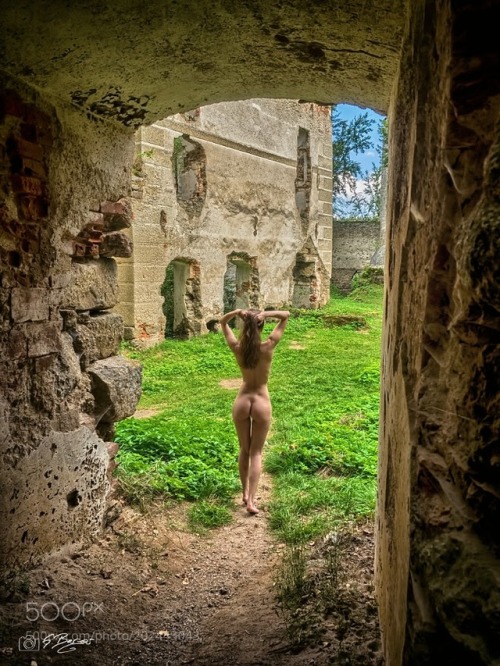 shared500pxfavs:Nude in Ruins by geraldberger, http://500px.com/photo/202443043
