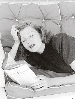 clarabows:  Rita Hayworth, 1948. 