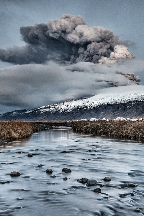 ponderation:Volcanic Iceland by gunnargestur An oncoming ash storm from Red Mountain from Solstheim.