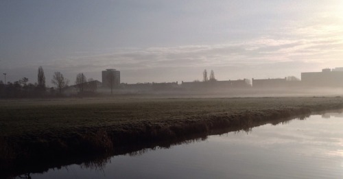 Mist / Geluid
De stad is nog in nevelen gehuld
Maar je kunt ook op het geluid afgaan.