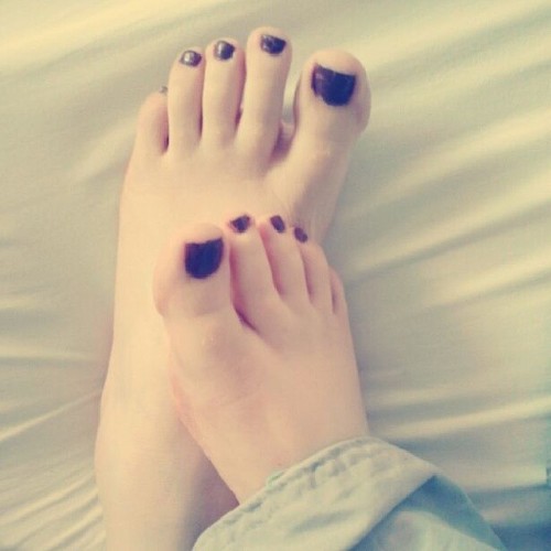 ifeetfetish: que pensez-vous de mon nouveau vernis? #nails #ongles #toes #orteils #pieds #instapieds